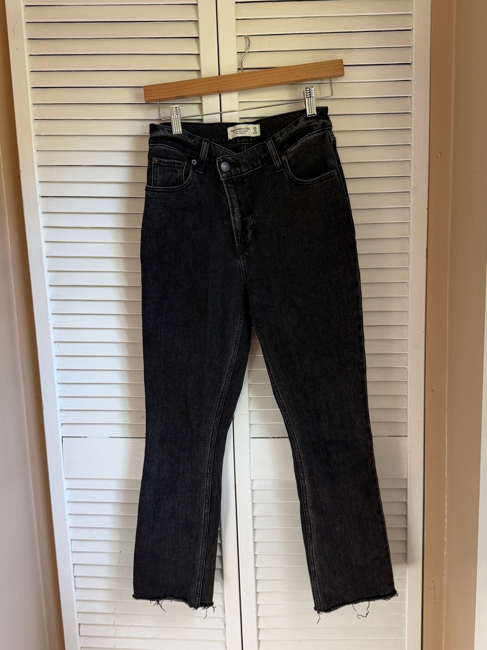 Abercrombie & Fitch, the 90s Slim Straight
Ultra High Rise, size 25/0S